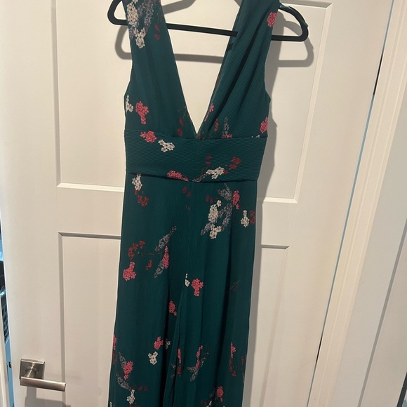NWT Women’s Size Small Green Floral Plunge Neck jumpsuit - Picture 3 of 13